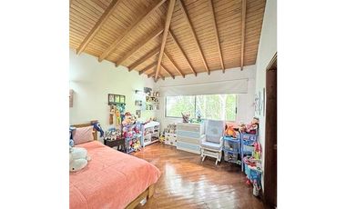 Venta Casa en El Poblado Alto con Jardín Privado y Espacios Amplios