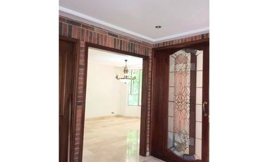 Venta Casa en El Poblado Alto con Jardín Privado y Espacios Amplios