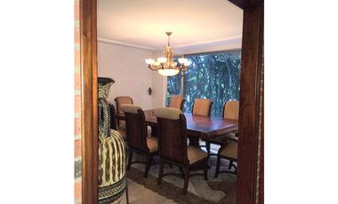 Venta Casa en El Poblado Alto con Jardín Privado y Espacios Amplios