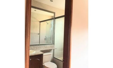 Venta Casa en El Poblado Alto con Jardín Privado y Espacios Amplios