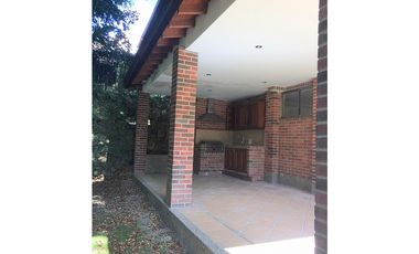 Venta Casa en El Poblado Alto con Jardín Privado y Espacios Amplios