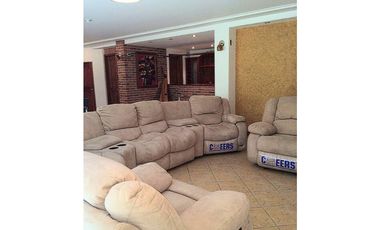 Venta Casa en El Poblado Alto con Jardín Privado y Espacios Amplios