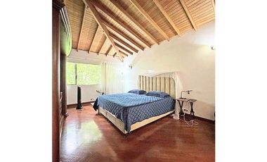 Venta Casa en El Poblado Alto con Jardín Privado y Espacios Amplios