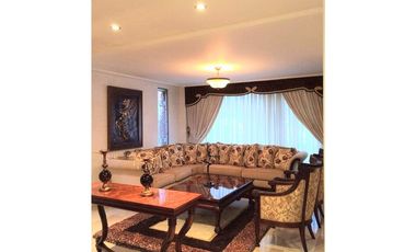 Venta Casa en El Poblado Alto con Jardín Privado y Espacios Amplios