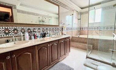 Venta Casa en El Poblado Alto con Jardín Privado y Espacios Amplios