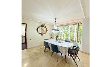 Venta Casa en El Poblado Alto con Jardín Privado y Espacios Amplios