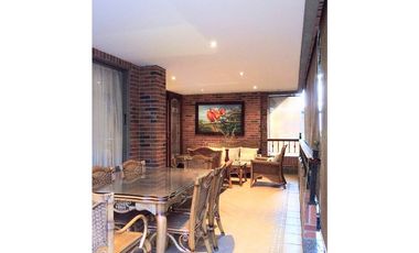 Venta Casa en El Poblado Alto con Jardín Privado y Espacios Amplios