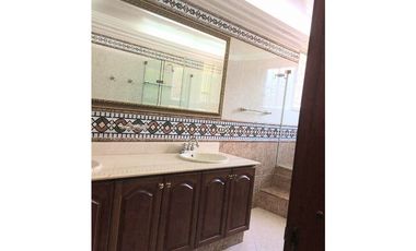 Venta Casa en El Poblado Alto con Jardín Privado y Espacios Amplios