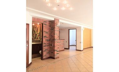 Venta Casa en El Poblado Alto con Jardín Privado y Espacios Amplios