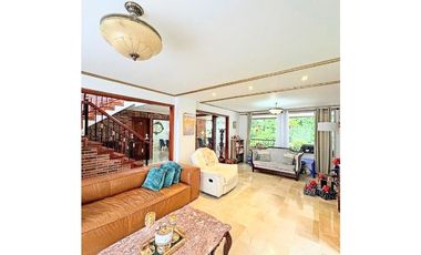 Venta Casa en El Poblado Alto con Jardín Privado y Espacios Amplios