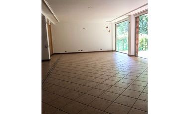 Venta Casa en El Poblado Alto con Jardín Privado y Espacios Amplios
