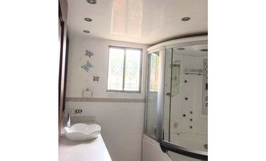 Venta Casa en El Poblado Alto con Jardín Privado y Espacios Amplios