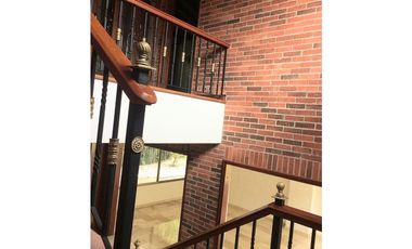 Venta Casa en El Poblado Alto con Jardín Privado y Espacios Amplios