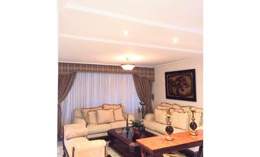 Venta Casa en El Poblado Alto con Jardín Privado y Espacios Amplios