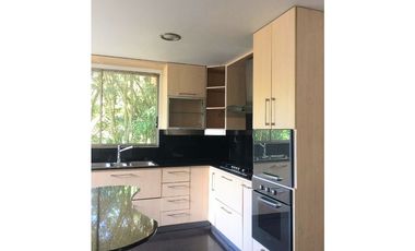 Venta Casa en El Poblado Alto con Jardín Privado y Espacios Amplios