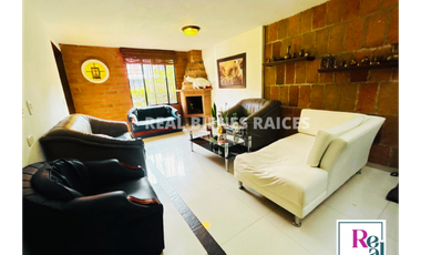 VENDO CASA MEDIANERA CERCA AL CENTRO COMERCIAL VIVA LA CEJA
