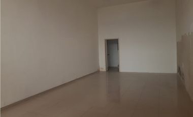 Alquilo local en centro comercial americano