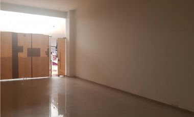 Alquilo local en centro comercial americano