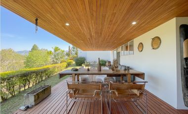 Casa moderna ubicada en el peñol