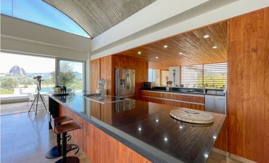 Casa moderna ubicada en el peñol
