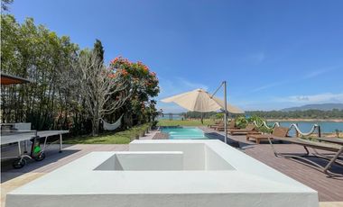 Casa moderna ubicada en el peñol