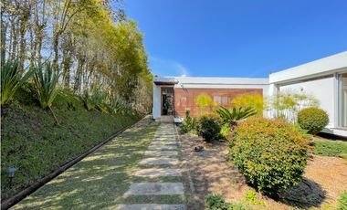 Casa moderna ubicada en el peñol