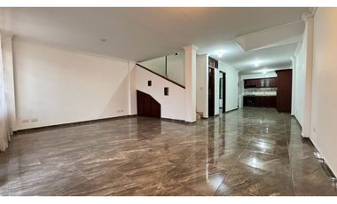 Casa de tres pisos con terraza en venta Barrio Santa Ana Palmira Valle