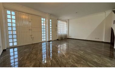 Casa de tres pisos con terraza en venta Barrio Santa Ana Palmira Valle