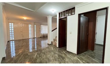 Casa de tres pisos con terraza en venta Barrio Santa Ana Palmira Valle