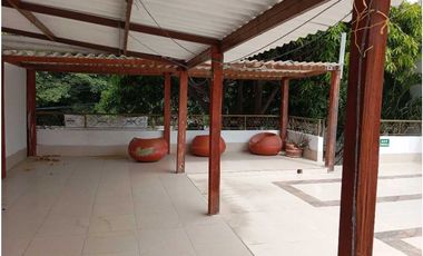 Amplio Hostal en Santa Marta.