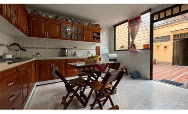 Casa de dos pisos en venta Barrio Las Mercedes Palmira Valle Colombia