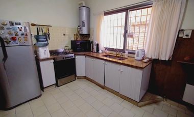 EN VENTA DOS CASAS SOBRE UN LOTE QUILMES OESTE