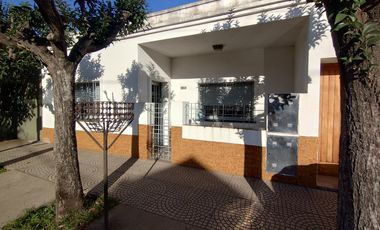 EN VENTA DOS CASAS SOBRE UN LOTE QUILMES OESTE