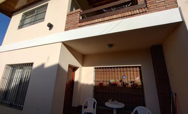 EN VENTA DOS CASAS SOBRE UN LOTE QUILMES OESTE