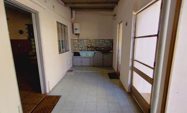 EN VENTA DOS CASAS SOBRE UN LOTE QUILMES OESTE