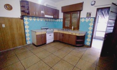 EN VENTA DOS CASAS SOBRE UN LOTE QUILMES OESTE