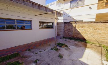 EN VENTA DOS CASAS SOBRE UN LOTE QUILMES OESTE