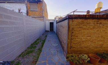 EN VENTA DOS CASAS SOBRE UN LOTE QUILMES OESTE