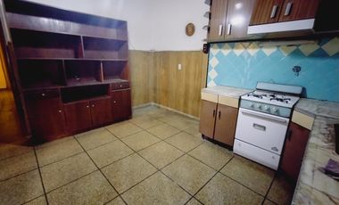 EN VENTA DOS CASAS SOBRE UN LOTE QUILMES OESTE