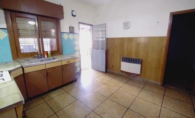 EN VENTA DOS CASAS SOBRE UN LOTE QUILMES OESTE