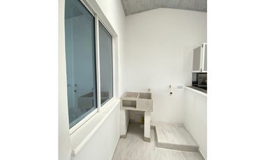 SE ARRIENDA APARTAMENTO TERCER PISO BARRIO BOSQUES DE MARACAIBO.