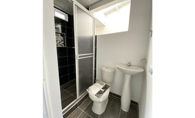 SE ARRIENDA APARTAMENTO TERCER PISO BARRIO BOSQUES DE MARACAIBO.