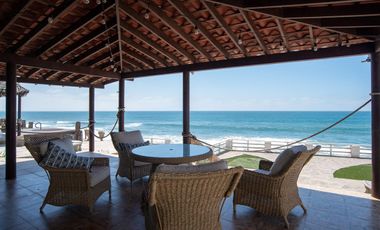¡Casa frente al mar con playa de arena por menos de $700 000!