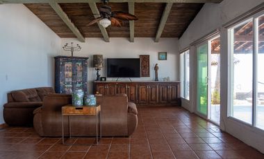 ¡Casa frente al mar con playa de arena por menos de $700 000!