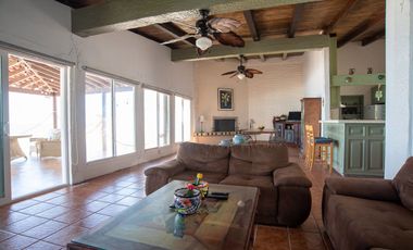 ¡Casa frente al mar con playa de arena por menos de $700 000!