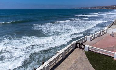 ¡Casa frente al mar con playa de arena por menos de $700 000!