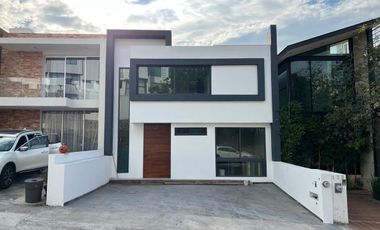 CASA NUEVA EN PRE-VENTA ALTOZANO MORELIA, HERMOSA VISTA PANORÁMICA, DE 3 NIVELES