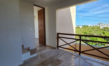 TOWNHOUSES de tres niveles cerca de la playa.