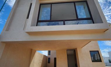 TOWNHOUSES de tres niveles cerca de la playa.