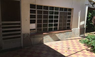 CASA CON AMPLIO FONDO LIBRE  EN VENTA EN LONGCHAMPS